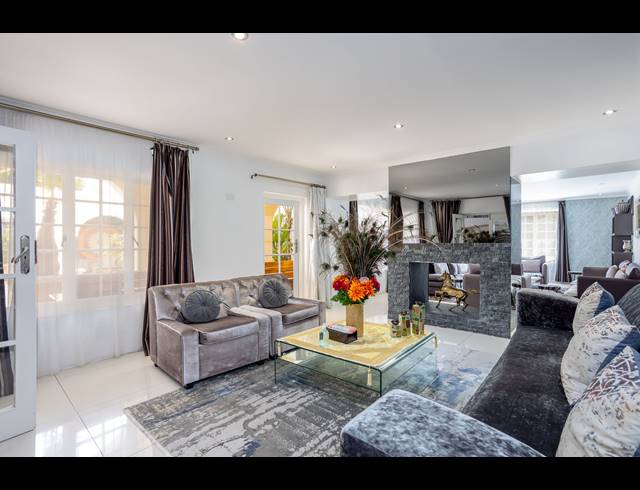 9 BEDROOM HOUSE TO LET IN CONSTANTIA